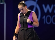 亚博体育-阿扎伦卡在FPX比赛中爆冷，战术调整引发热议！的简单介绍